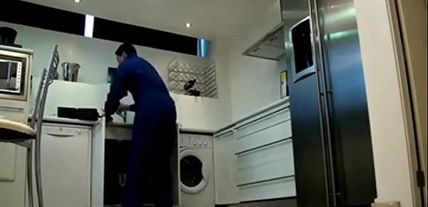  Hidden Cam Dangerous Woman, Plumber Was Captivated